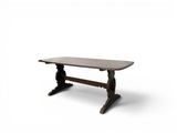la table est en bois et a un plateau en bois