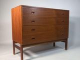 une image représentant une commode en bois avec quatre tiroirs et quatre tiroirs