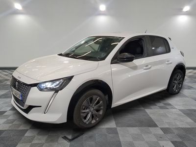 la voiture blanche est garée sur le sol à carreaux d'une pièce