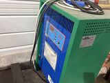 une machine verte posée sur le sol