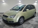 une photo d'une petite voiture verte garée dans un garage