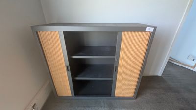 une armoire à étagères placée dans un coin de la pièce