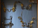 une boîte d'ombres avec un trousseau de clés à l'intérieur