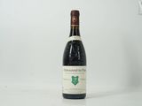 la bouteille de vin est posée sur une surface blanche