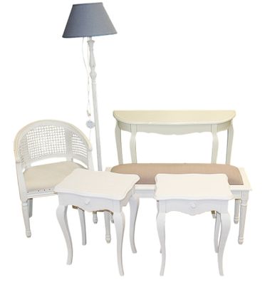 trois chaises et une table sur laquelle est posée une lampe