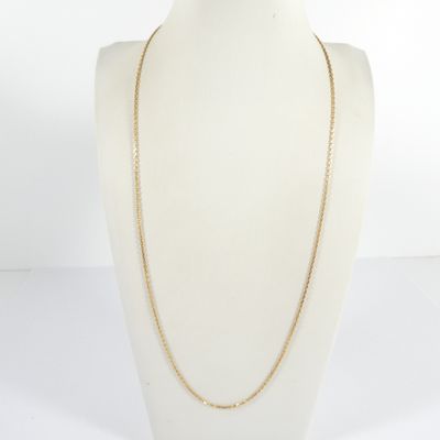 un collier à chaîne en or sur un mannequin mannequin mannequin mannequin mannequin mannequin mannequin mannequin mannequin mannequin