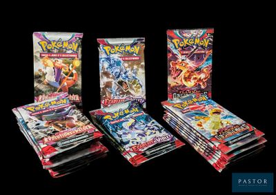 trois paquets de cartes à collectionner Pokémon empilés les uns sur les autres