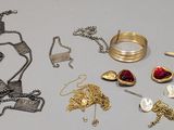 de nombreux types de bijoux sur la table