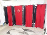 une pièce avec des rideaux rouges et un tapis au sol