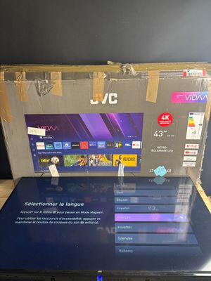 the box is open and ready to be packed with the new tv
