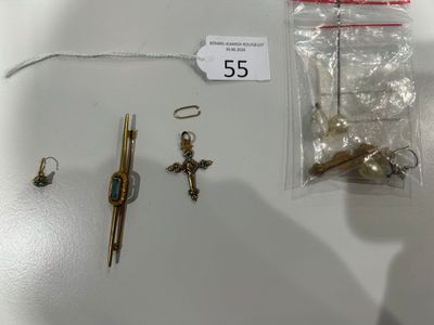 un grand nombre d'objets posés sur une table