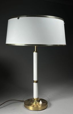 une lampe de table blanche avec un pied doré et un abat-jour blanc