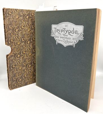 un vieux livre ouvert pour en montrer l'intérieur