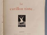 un livre ouvert sur lequel figure l'image d'un oiseau volant dans le ciel