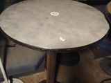 une petite table sur laquelle est posée une lampe, dans une pièce