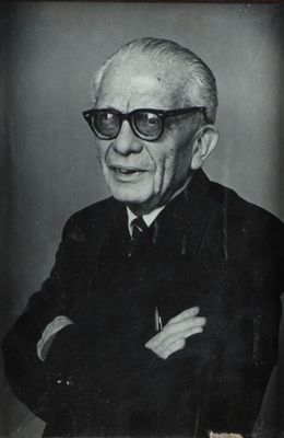 une vieille photo en noir et blanc d'un homme portant des lunettes