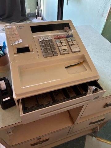 Caisse enregistreuse ancienne SHARP. Frais en sus 14.28%. TVA Réc...