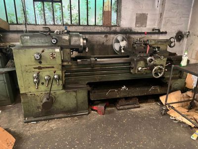 une grande machine installée dans une pièce