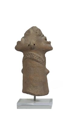 statue d'un homme coiffé d'un chapeau, posée sur un socle