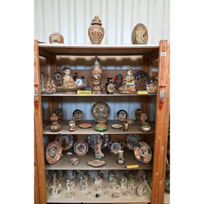 De nombreux types de vases sont exposés dans cette vitrine