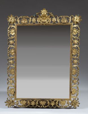 un miroir richement décoré, avec un cadre doré, posé sur un socle