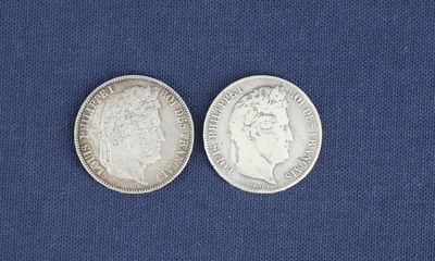 deux pièces d'argent sur fond bleu