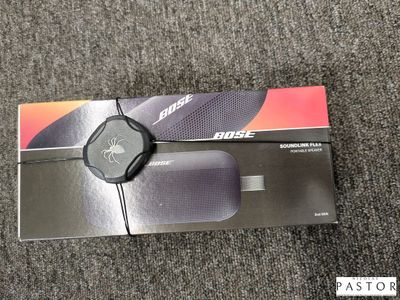 un gros plan sur une paire de skis posée sur une boîte