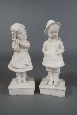 Paire de sujets en plâtre patiné blanc figurant deux enfants…