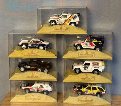 six petites voitures dans une vitrine posée sur une table