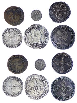 une image représentant une collection de pièces d'argent sur fond blanc