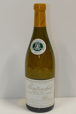 une bouteille de vin posée sur une table