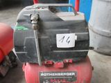 un petit compresseur d'air posé par terre