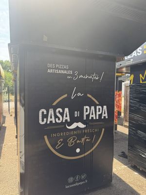 une enseigne indiquant « Casa de Papa » sur la façade d'un immeuble