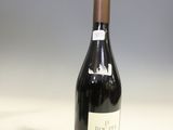une bouteille de vin posée sur une table