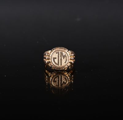 une bague en or portant les initiales de deux hommes et de deux femmes
