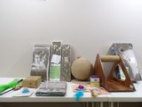 une table blanche sur laquelle sont posés tout un tas d'objets