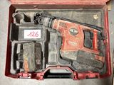 une boîte rouge contenant des outils sur le sol