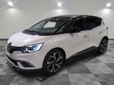 la voiture blanche est garée dans le garage sur un sol en damier