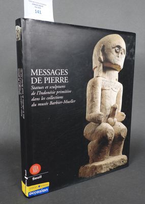 une image représentant un livre sur lequel figure l'illustration d'une statue