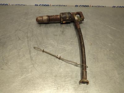 un gros plan d'un objet métallique posé sur une surface métallique