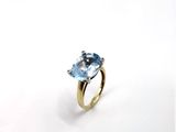 une image d'une bague avec une pierre en topaze bleue