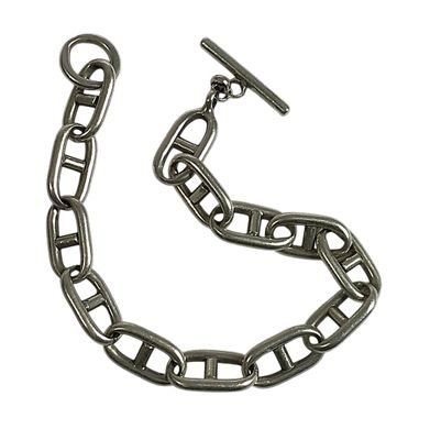 bracelet à maillons en argent avec un fermoir, sur fond blanc