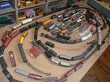un grand nombre de trains miniatures qui se trouvent sur la table