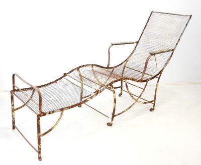chaise longue en fer forgé avec assise en maille et repose-pieds