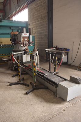 une machine qui travaille sur une pièce de métal
