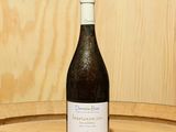 une bouteille de vin posée sur un tonneau