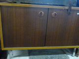 une armoire en bois à deux portes et deux poignées