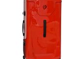 une valise rouge à roulettes sur fond blanc
