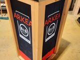 une boîte en bois sur laquelle est collée une étiquette noire et rouge