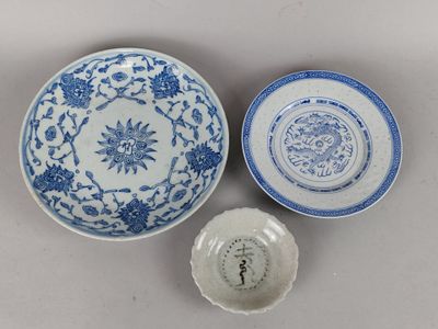 deux bols chinois bleus et blancs et un bol orné d'un motif floral